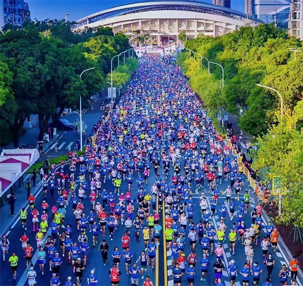 Hi-Q အုပ်စုသည် Zhuhai မာရသွန်တွင်အတူတကွနေထိုင်သည်